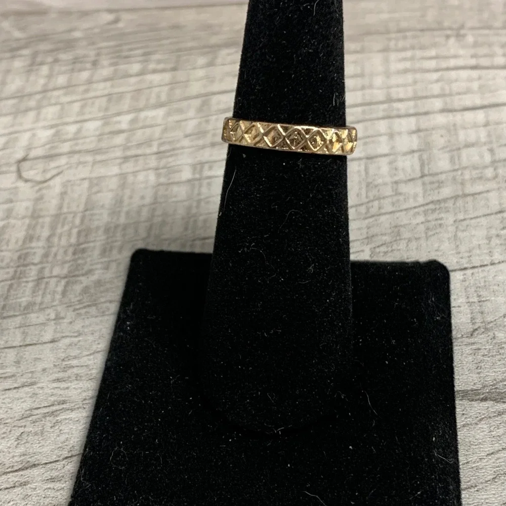 Gold Tone Quilted Diamond Etched Band Ring sz 6.25 Geometric Textured Stackable